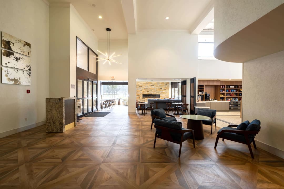 DoubleTree by Hilton Houston Hobby Airport - Lobby Area